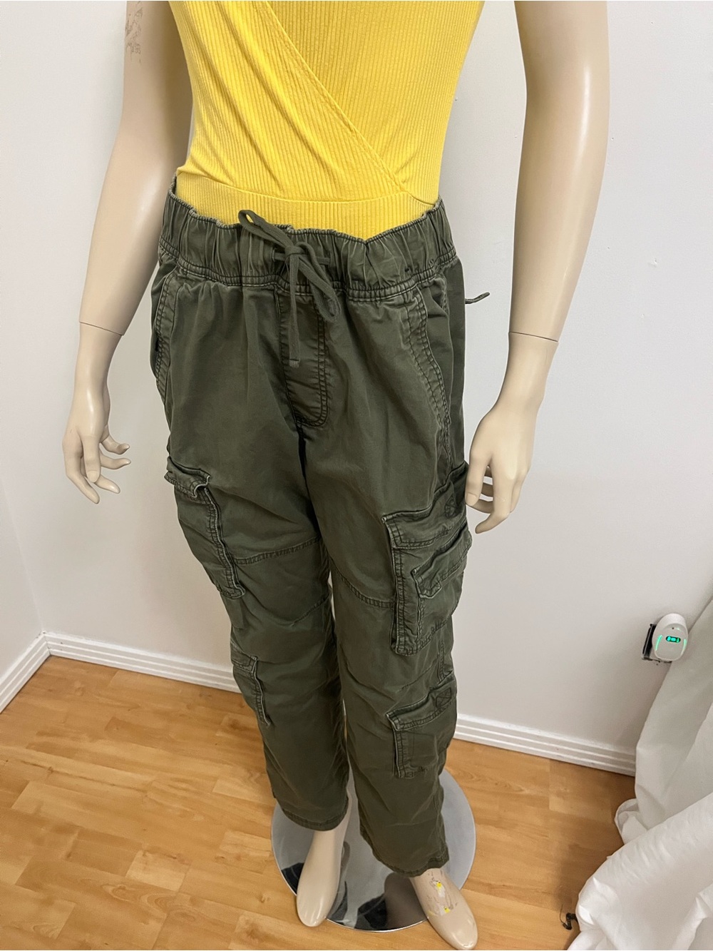 Hollister Slim Straight Cargo Pants in Olive
